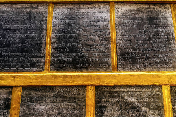 Sanskritçe antik bir Budist metni Swayambhunath 'da bir taş tablete kazınmış. - Fotoğraf, Görsel