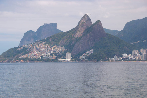 Two Hill Brother, vom Arpoador Strand in Rio de Janeiro aus gesehen. - Foto, Bild