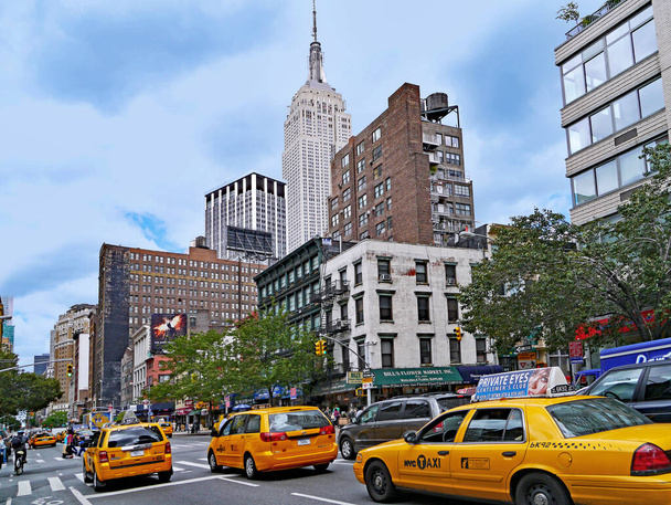 NUEVA YORK CITY - JUNIO 2012: Las concurridas avenidas de Manhattan suelen estar llenas de taxis amarillos, como en esta escena en 7th Avenue. - Foto, imagen