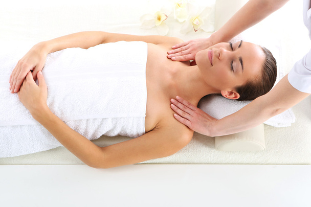 Masseur massaging a woman in a spa - Foto, imagen