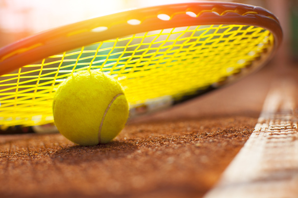 Balle de tennis sur un court de tennis - Photo, image