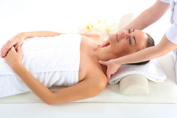 Masseur massaging a woman in a spa - Foto, Imagem