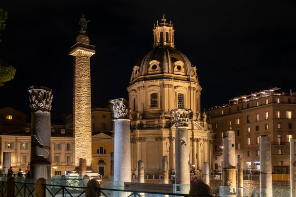 Colonna di Traiano e cupole delle Chiese del Santissimo Nome di Maria e Santa Maria di Loreto di notte, Roma, Italia - Foto, immagini