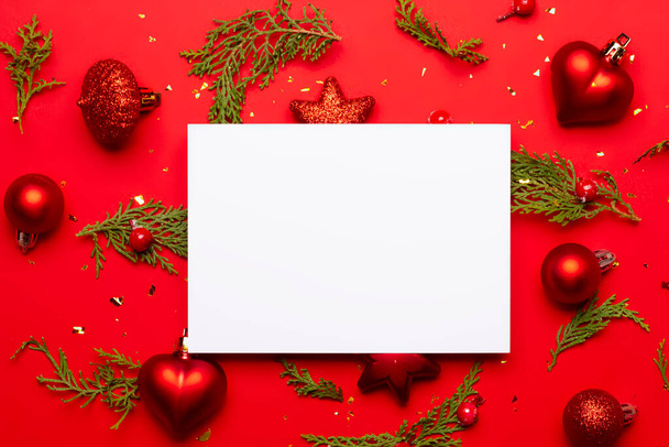 Composição de Natal com ornamentos em fundo vermelho com espaço para texto. - Foto, Imagem