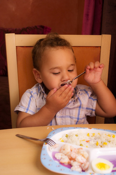 Ребенок ест
. - Фото, изображение