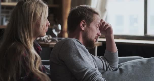 Le ressentiment du mari à l'égard de la femme ayant un conflit familial problème relationnel parler discuter trouble - Séquence, vidéo