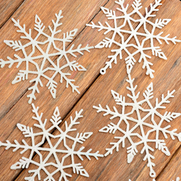 雪の結晶とクリスマスのフレーム。クリスマスや冬の構図. - 写真・画像