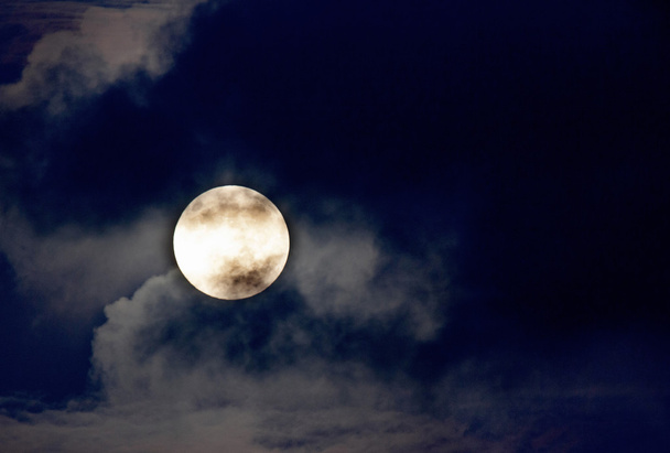 mooie nacht shot van de volle maan   - Foto, afbeelding