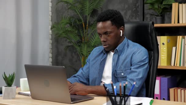 African American businessman talks online laptop webcam video conference call - Filmagem, Vídeo