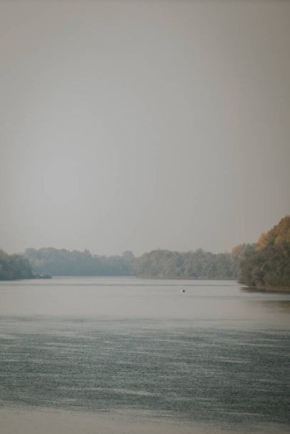A vertical shot of a beautiful lake surrounded by lush greenery - Φωτογραφία, εικόνα