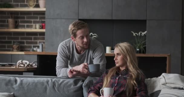 Europäisches blondes Paar unterhält sich entspannt in komfortabler Loft-Wohnung - Filmmaterial, Video