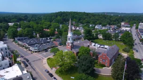 Luchtfoto van Wellesley Congregational Church in het centrum van Wellesley, Massachusetts MA, Verenigde Staten. - Video