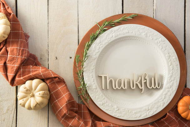 Thanksgiving-Tischdekoration, Blick von oben, mit Kürbissen und Tischwäsche. - Foto, Bild