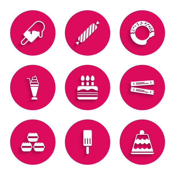 Set Kuchen mit brennenden Kerzen, Eis, Zuckerstangen-Päckchen, Macaron-Plätzchen, Milchshake, Donut und Symbol. Vektor - Vektor, Bild