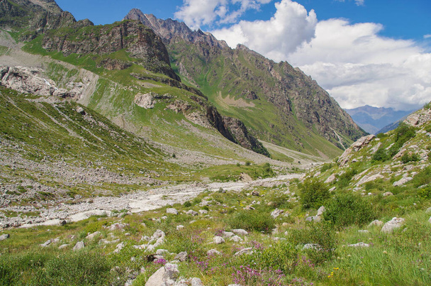 Scenic view of Adyrsu Gorge. Trek to Mount Ullu-Tau. Nature and travel. Russia, Caucasus, Kabardino-Balkaria - Foto, imagen