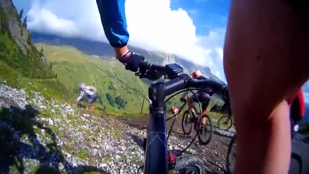 jezdci na startu na kole z kopce - Záběry, video