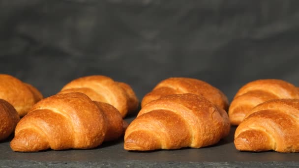 Frisch leckeres französisches Croissant. Gerade aus dem Ofen - Filmmaterial, Video