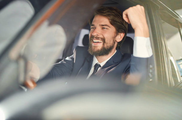üzletemberek öltönyben egy autó egy utazás a munkába kommunikáció telefonon - Fotó, kép