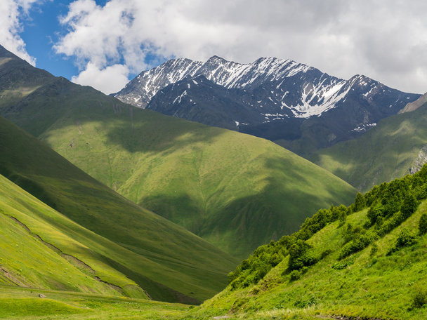 Vale da neve nas montanhas do Cáucaso
 - Foto, Imagem