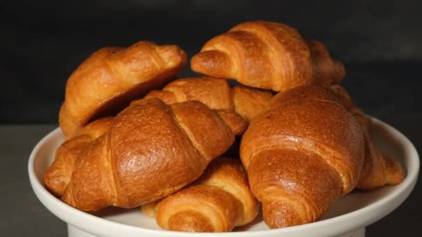 Franse krokante croissants draaien en close-up - Video
