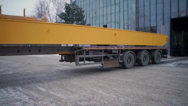 A huge truck. Clip. A huge yellow truck is parked near the building - Footage, Video