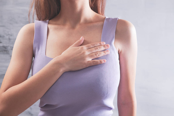 young girl has chest pain - Φωτογραφία, εικόνα