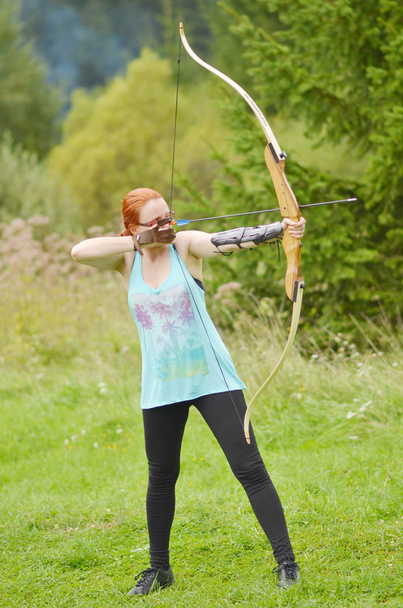 Young women training with the bow - Photo, Image