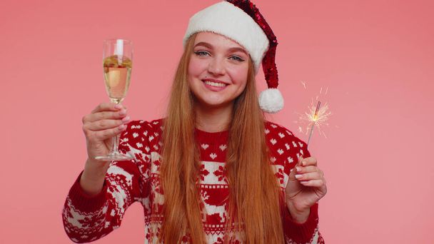 Ragazza di Natale che balla con scintille bengala fuochi d'artificio e champagne, inviando auguri congratulazioni - Foto, immagini