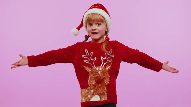 Veselá dívka dítě ve svetru vánoční Santa křičí, slaví úspěch, vítězství, gól úspěchy - Fotografie, Obrázek