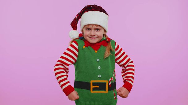 Ontevreden meisje in kerstkostuum gebaren handen met ongenoegen, verwijten schreeuwen voor mislukking - Foto, afbeelding