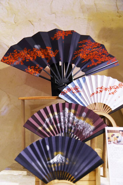 Japońskie tradycyjne dobra kultury. Sklepy, które sprzedają towary w oparciu o unikalną japońską kulturę i sztukę są bardzo popularne wśród zagranicznych turystów. - Zdjęcie, obraz