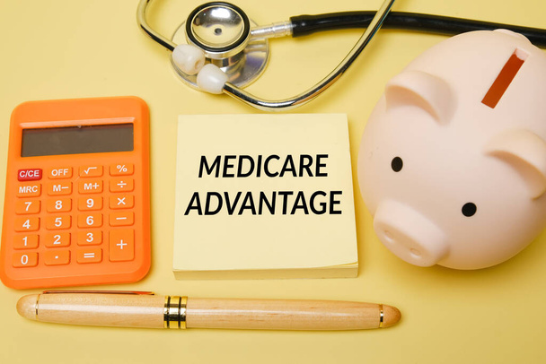 Selectieve focus van piggy bank en Medicare Voordeel woord met andere item inzicht. Medicare Advantage Plan concept - Foto, afbeelding