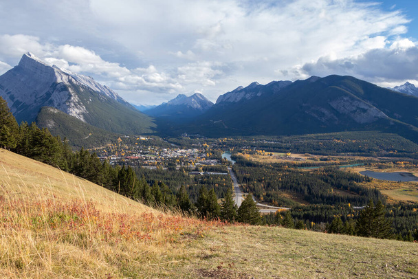 Вид на город Банф с горы Норки в Альберте, Канада - Фото, изображение