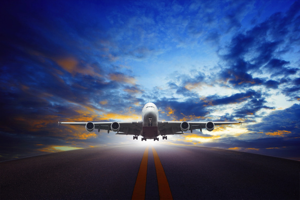 sugárhajtású repülőgép felszállás a városi repülőtéri kifutópályák használata levegő transp - Fotó, kép