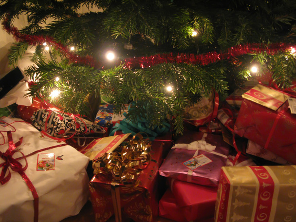 різдвяна ялинка з подарунками
 - Фото, зображення