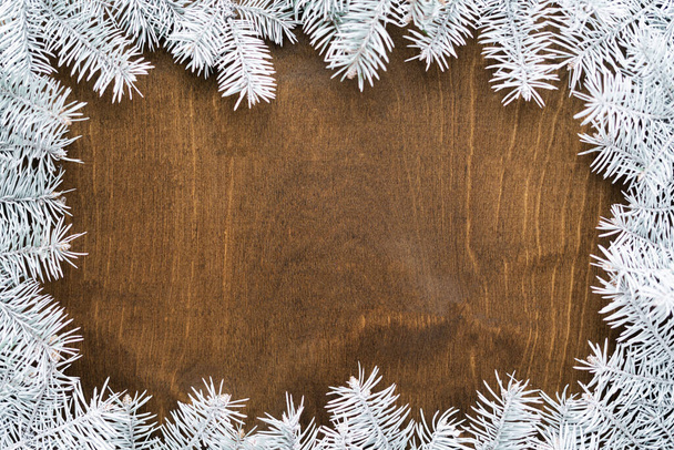 természetes ágak a karácsonyfa egy természetes fa asztalra. a koncepció a karácsony.Kiváló minőségű fotó - Fotó, kép