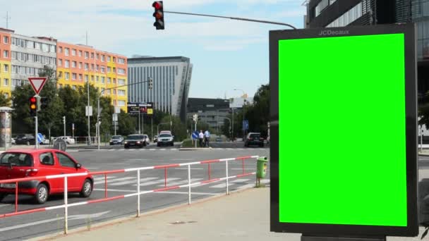 Plakatwand in der Stadt in der Nähe von Straßen und Gebäuden - Green Screen - Menschen - Filmmaterial, Video