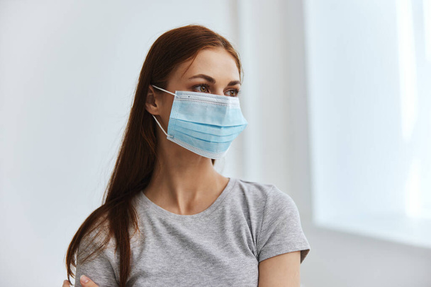 vrouw met medisch masker bescherming van de gezondheid in het ziekenhuis - Foto, afbeelding
