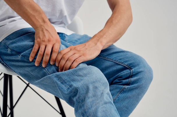 uomo tenendo la gamba dolore ferita medicina primo piano - Foto, immagini