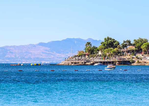 Sininen meri, saaret ja veneet Egeanmeren rannalla. Kesäloma ja rannikon luonto käsite - Valokuva, kuva