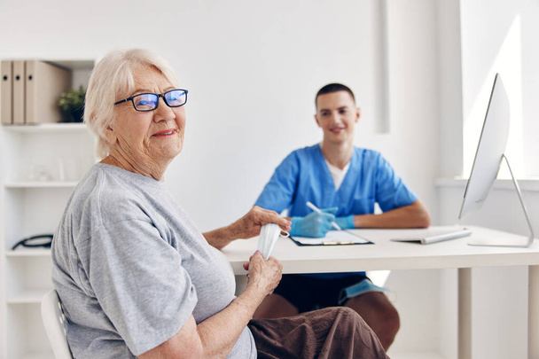 elderly patient at the doctor in the medical office - Foto, Bild