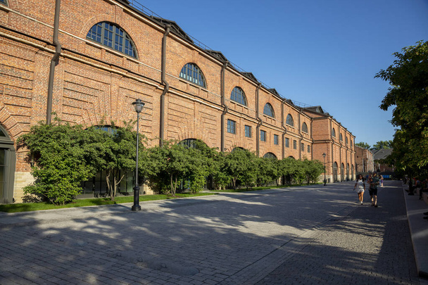 Αγία Πετρούπολη, Ρωσία - 12 Ιουλίου 2021: Κτίριο στο ανάχωμα της Διώρυγας του Ναυαρχείου στην Αγία Πετρούπολη στο έδαφος του πάρκου της πόλης "Νέα Ολλανδία" - Φωτογραφία, εικόνα