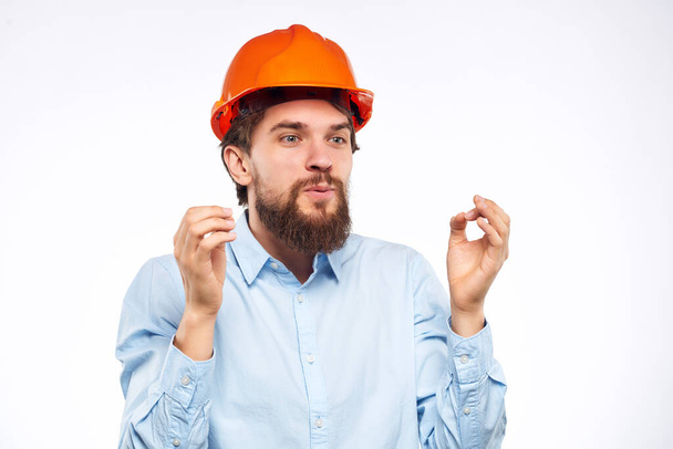 man in shirt oranje helm ingenieur professioneel werk - Foto, afbeelding