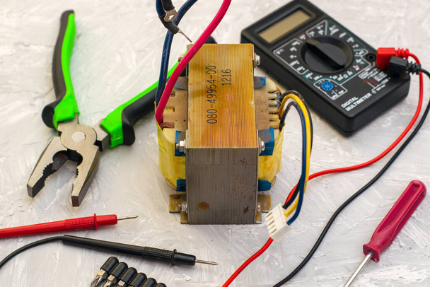 elektrische transformatortangen en ampère-voltmeter op het tafeloppervlak. Hoge kwaliteit foto - Foto, afbeelding