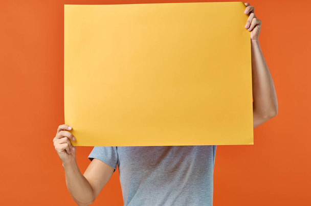 homme émotionnel tenant une bannière jaune style de vie studio de conception - Photo, image