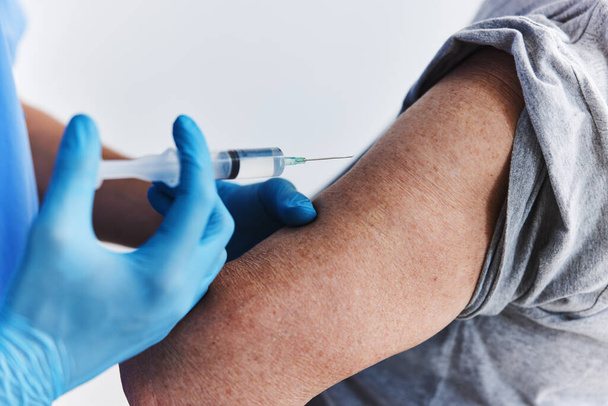 lääkäri ja potilaan käsivarren injektio rokote passi immuniteetin suoja - Valokuva, kuva