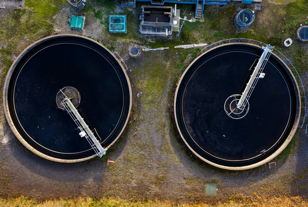 Luftaufnahme der Tanks einer britischen Kläranlage, die die Einleitung und Wiederverwendung von Abwasser und die Wiederverwendung von Abwasser ermöglicht - Foto, Bild