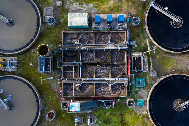 Letecký pohled na nádrže čistírny odpadních vod ve Spojeném království umožňující vypouštění a opětovné použití odpadních vod a opětovné použití odpadních vod - Fotografie, Obrázek