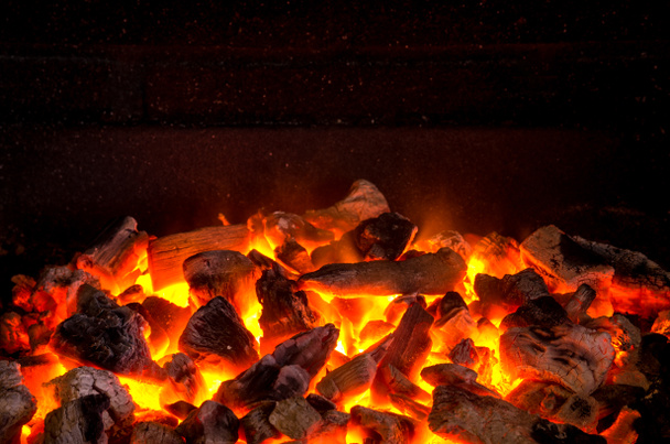 Charbons vivants brûlés dans le barbecue
 - Photo, image