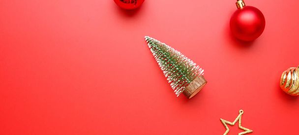 Navidad año nuevo vacaciones fondo árbol de pino bola de bolas sobre fondo rojo - Foto, Imagen